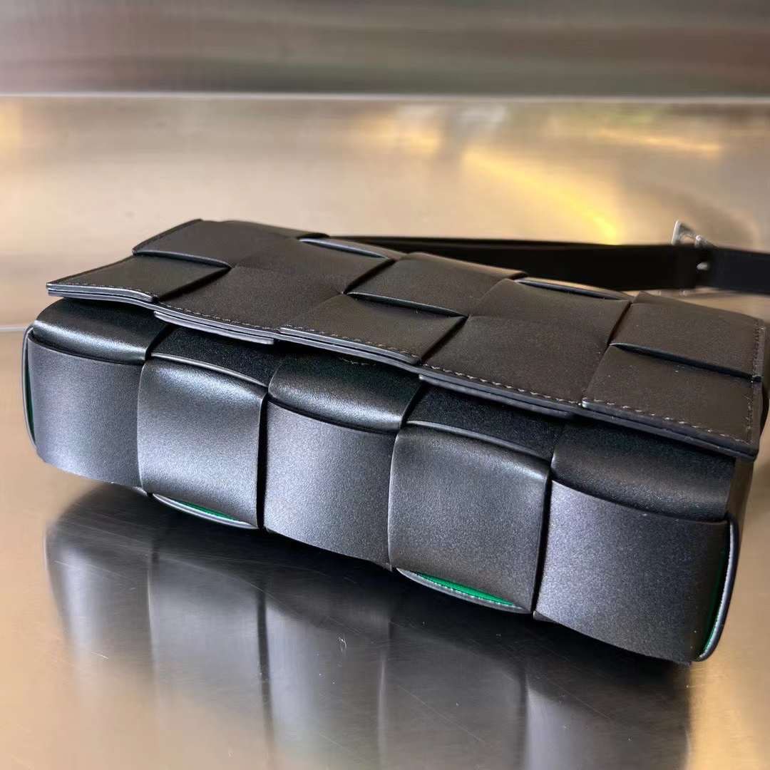 보테가 베네타 레더 카세트백