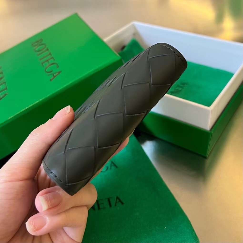 보테가 인트레치아토 가족지갑