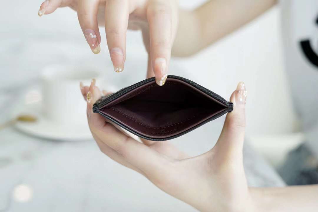 샤넬 클래식 캐비어 슬롯 블랙 카드지갑