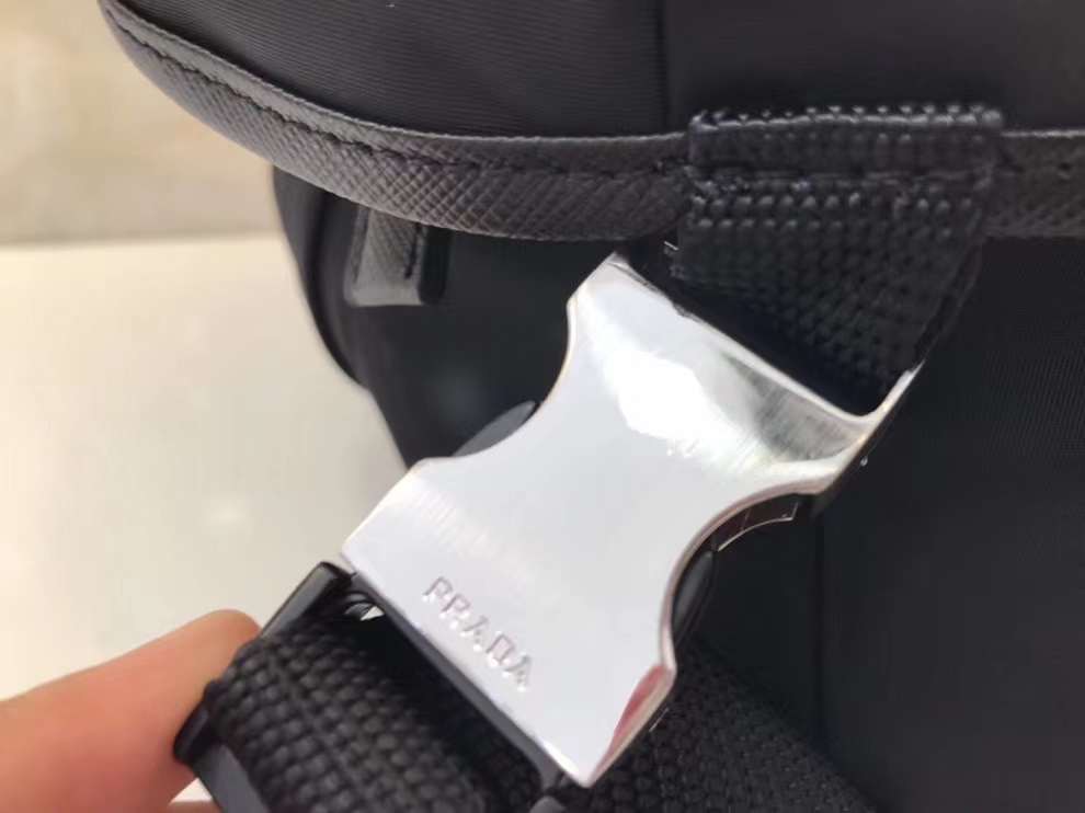 프라다 남자 바이커 백