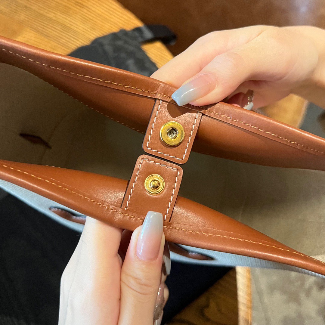 셀린느 퀴르 트리옹프 스몰 버킷