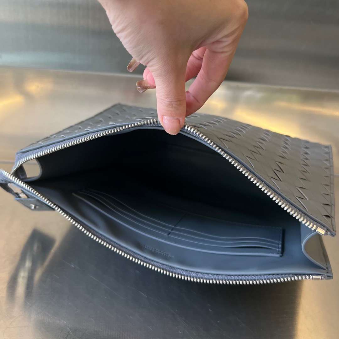 보테가 Intrecciato Leather 남성 파우치