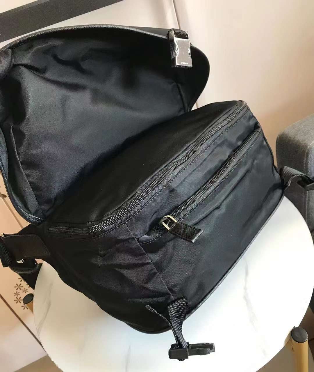 프라다 리나일론 및 사피아노 가죽 숄더백