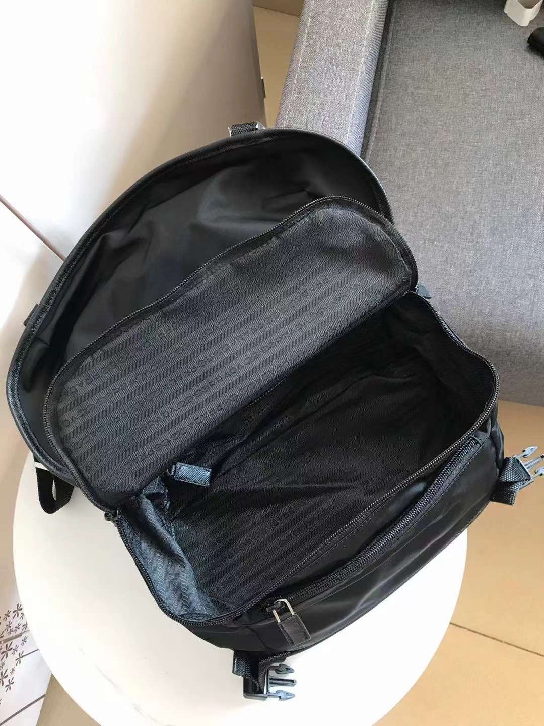 프라다 리나일론 및 사피아노 가죽 숄더백