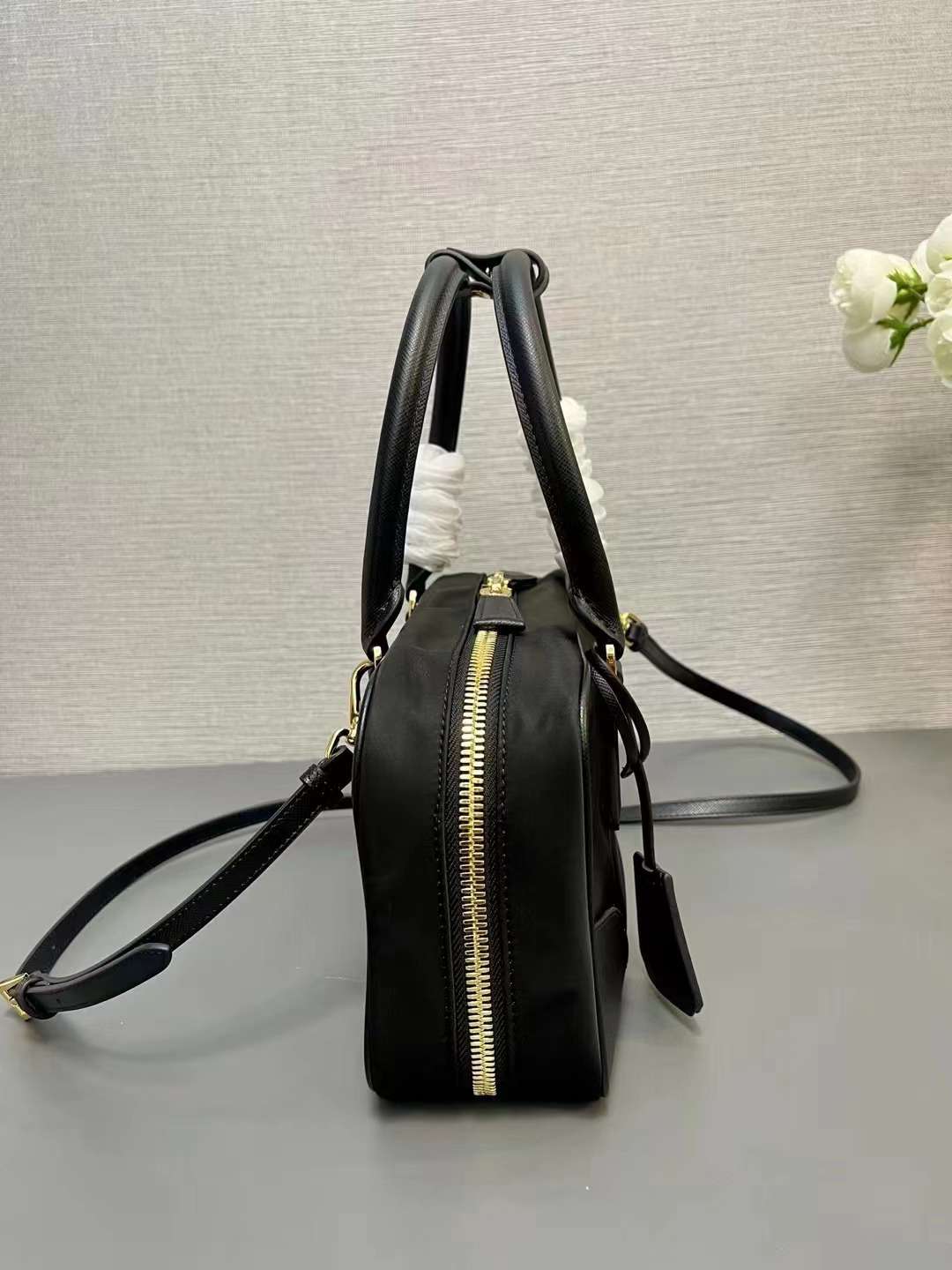 프라다 리에디션 1978 미디엄 사피아노 여성 가방