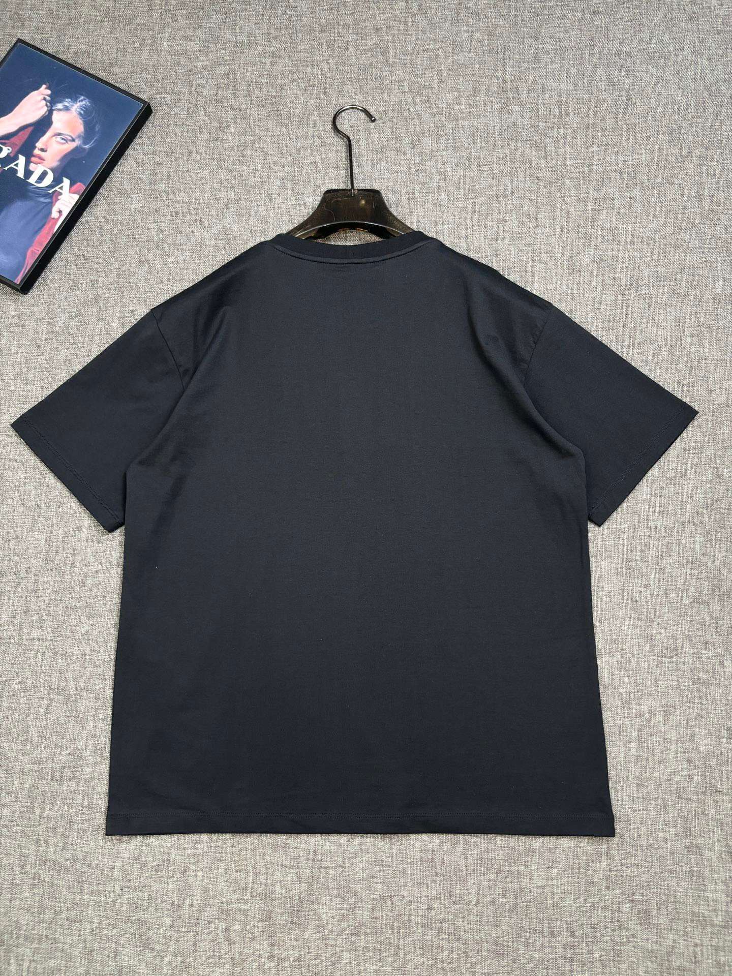 셀린느 가슴 클래식 작은 로고 남여공용 반팔티 (2컬러)