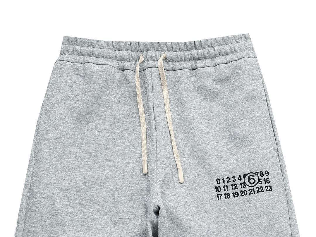 Maison Margiela 자수 숫자 로고 남성 긴바지