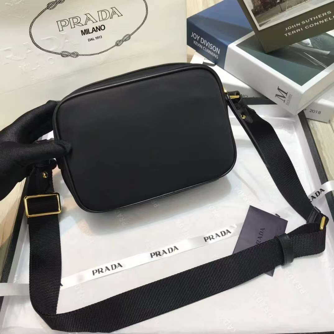 프라다 포코노 남여공용 크로스백