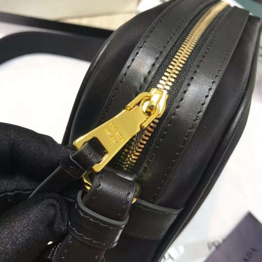 프라다 포코노 남여공용 크로스백