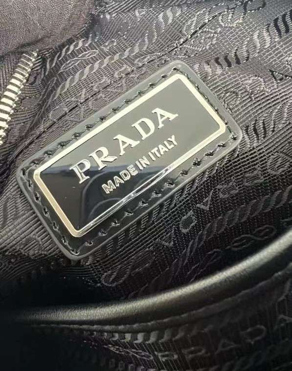 프라다 브라쉬드 레더 미니 크로스백