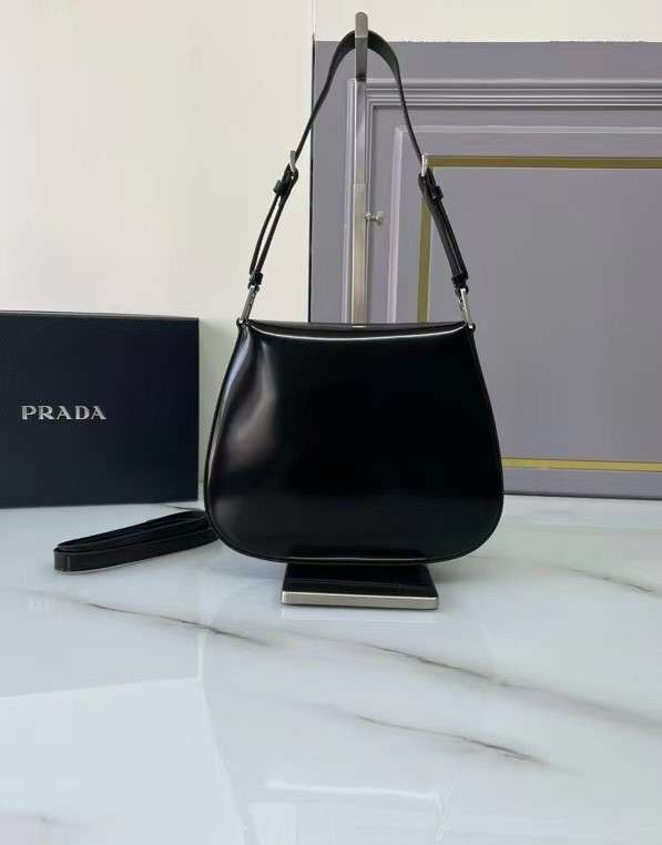 프라다 플랩이 달린 클레오 브러시드 여성 숄더백