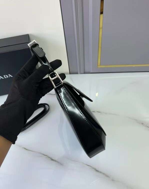 프라다 플랩이 달린 클레오 브러시드 여성 숄더백