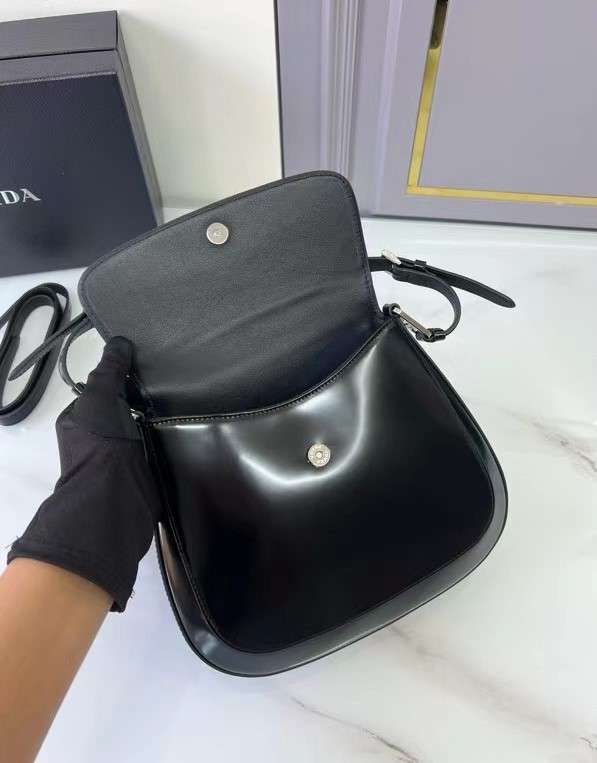 프라다 플랩이 달린 클레오 브러시드 여성 숄더백