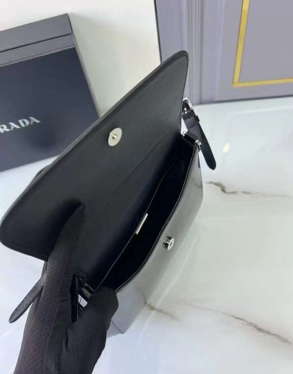 프라다 플랩이 달린 클레오 브러시드 여성 숄더백