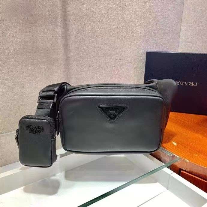 프라다 삼각 로고 남성 크로스백