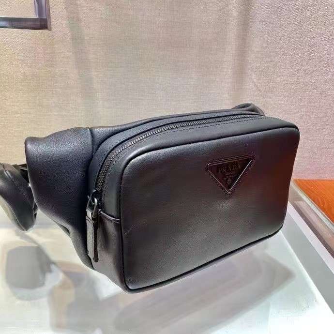 프라다 삼각 로고 남성 크로스백