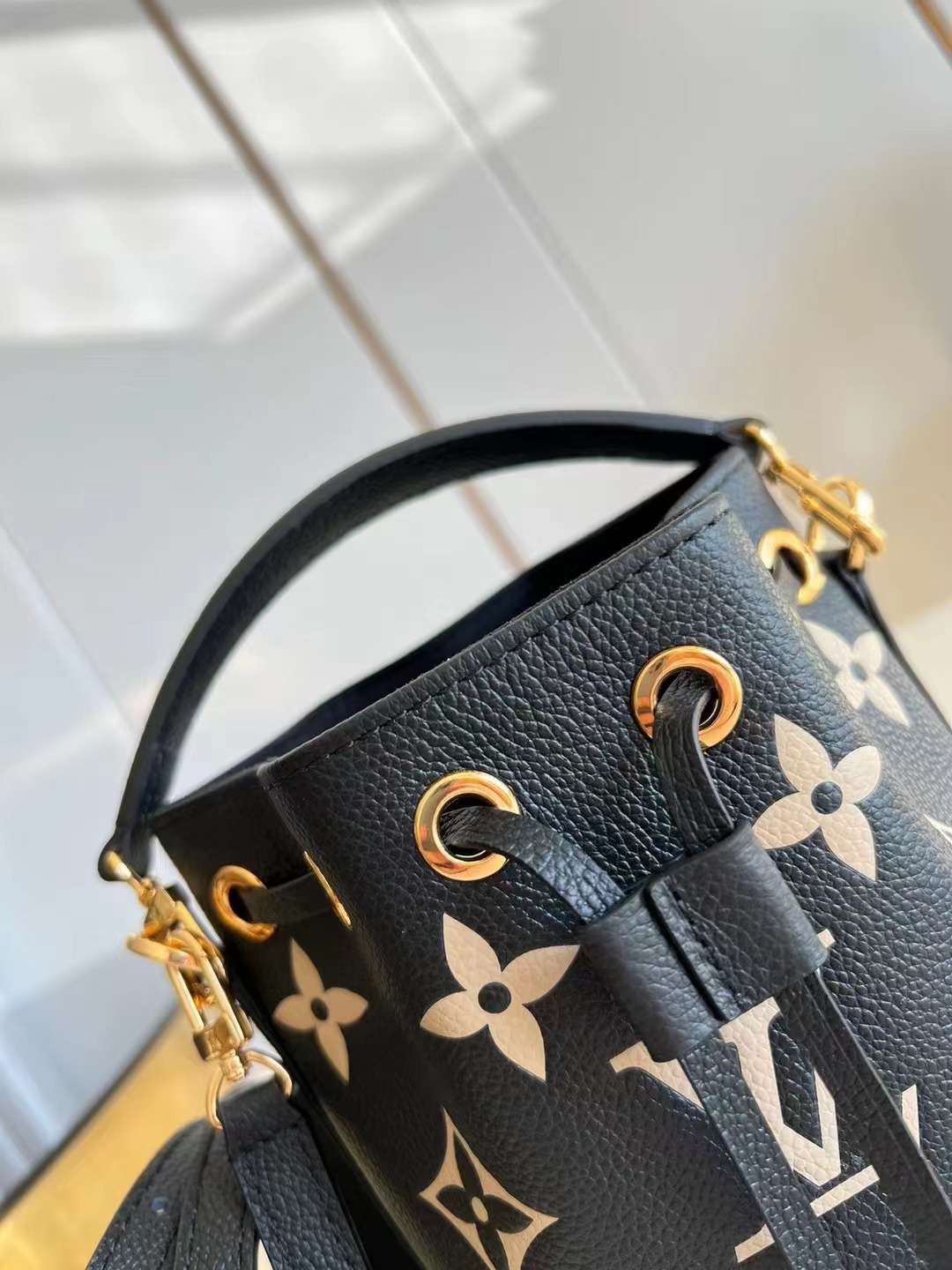 루이비통 Nano Noé Black 여성 크로스백