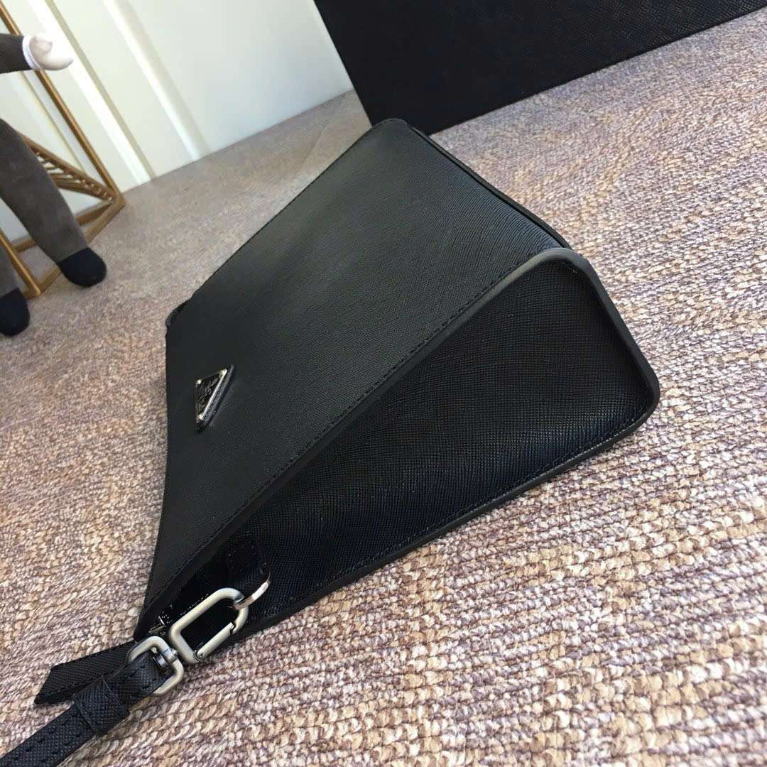 프라다 삼각 로고 남성 클러치