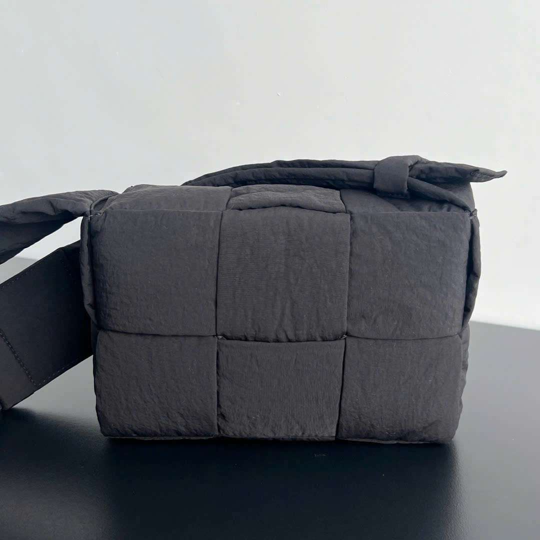 보테가 Tech Cassette Padded 남성 가방