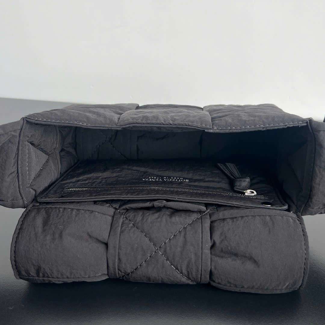 보테가 Tech Cassette Padded 남성 가방