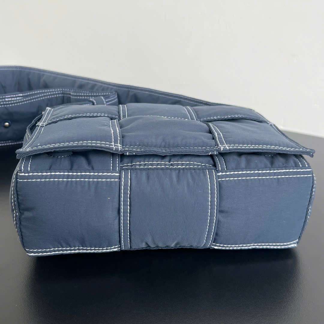 보테가 Small Tech Cassette 남여공용 크로스백