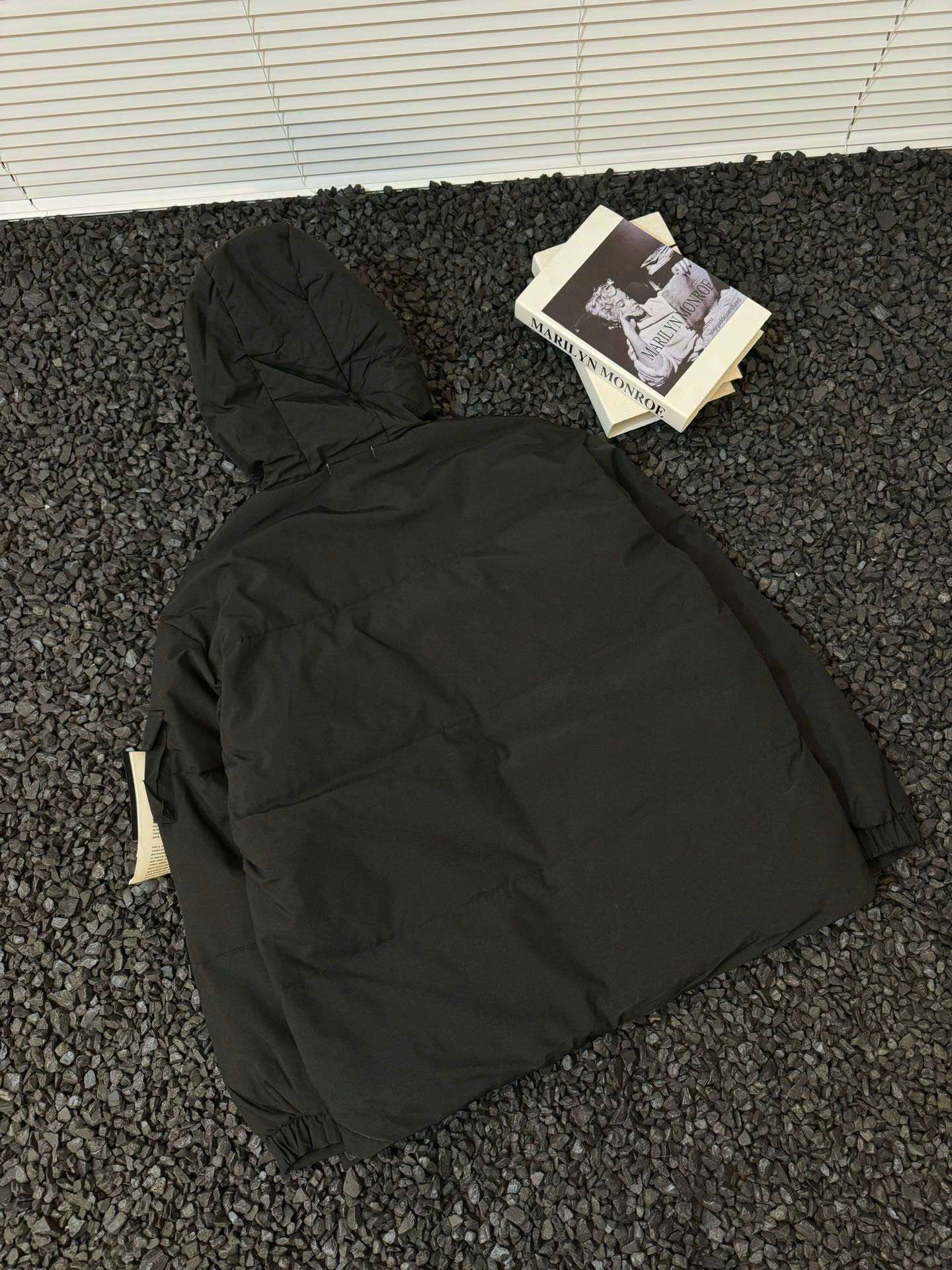 스톤아일랜드 소매 로고 남여공용 패딩