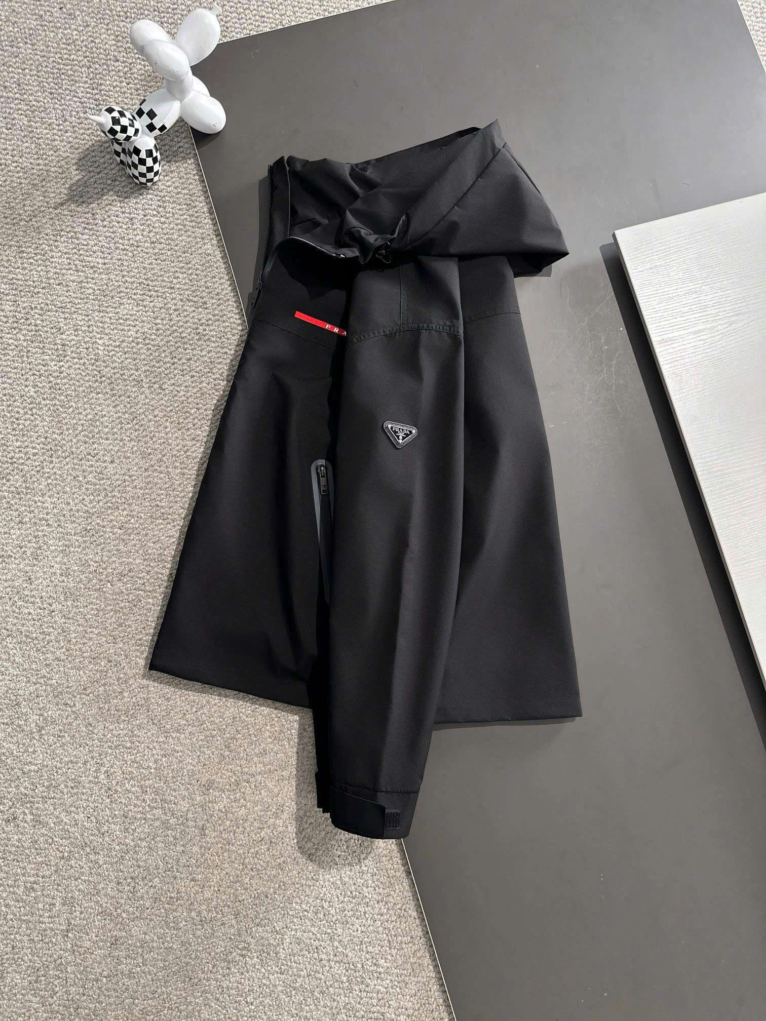 프라다 레드 로고 삼각 로고 남성 자켓