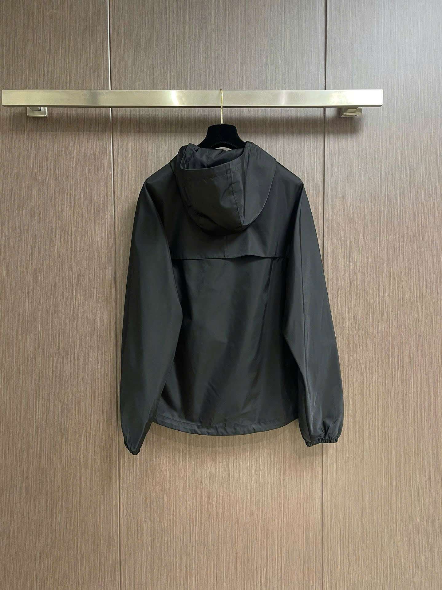 프라다 가슴 삼각 로고 남성 바람막이