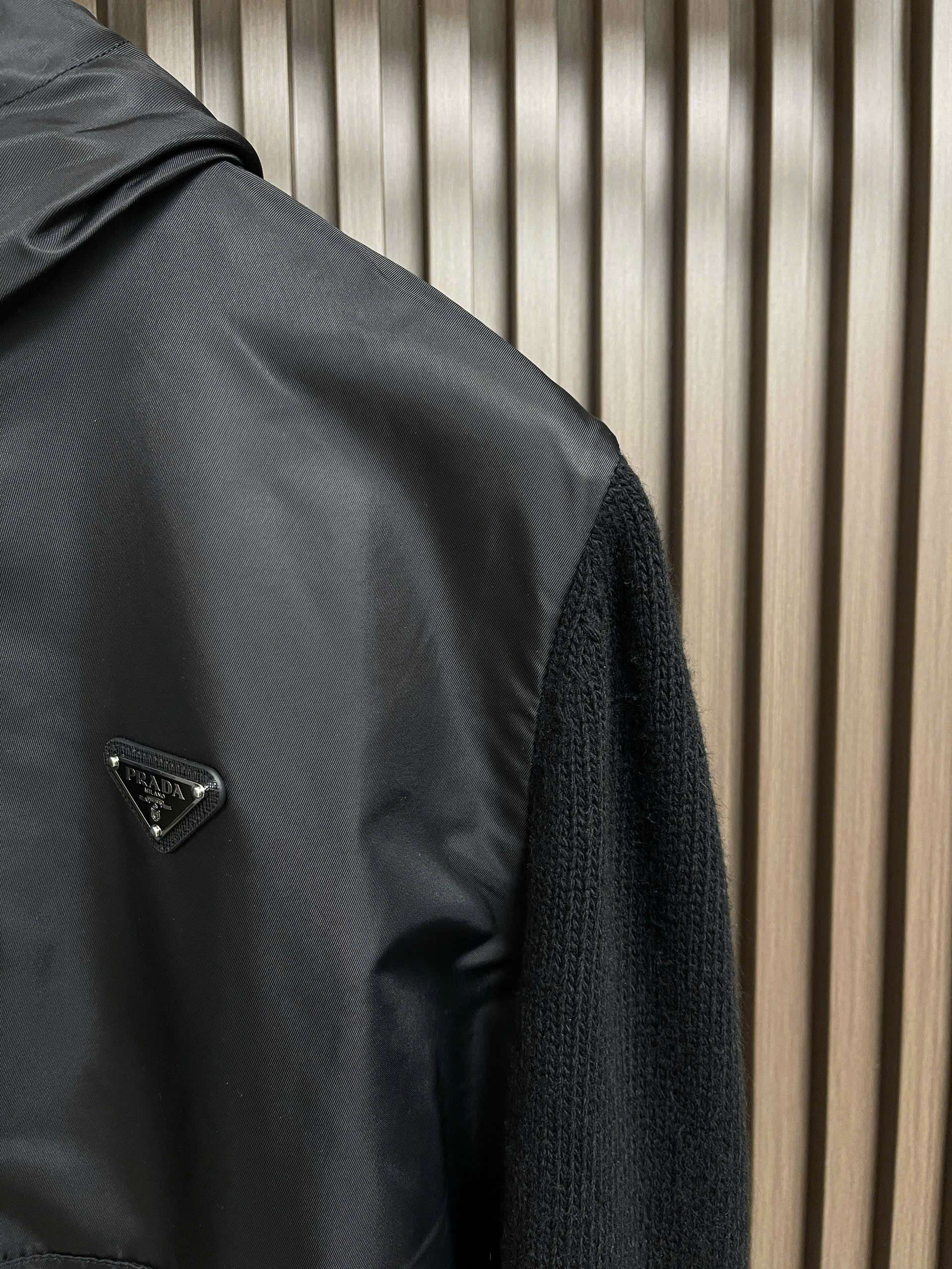 프라다 가슴 삼각 로고 니트 상의
