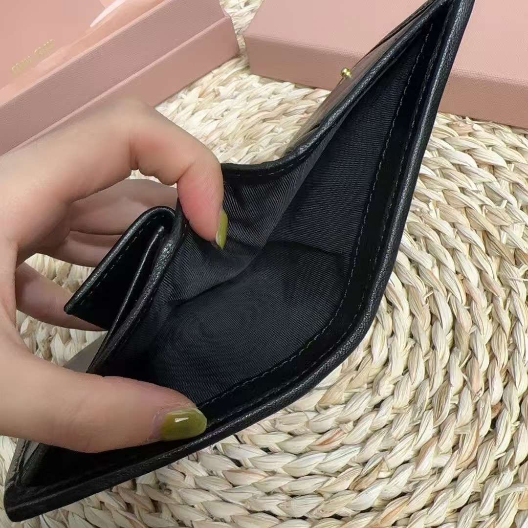 미우미우 마틀라세 레더 여성 지갑