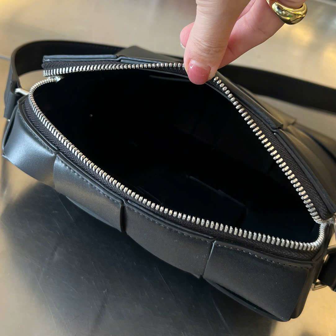 보테가 카세트 남성 카메라백