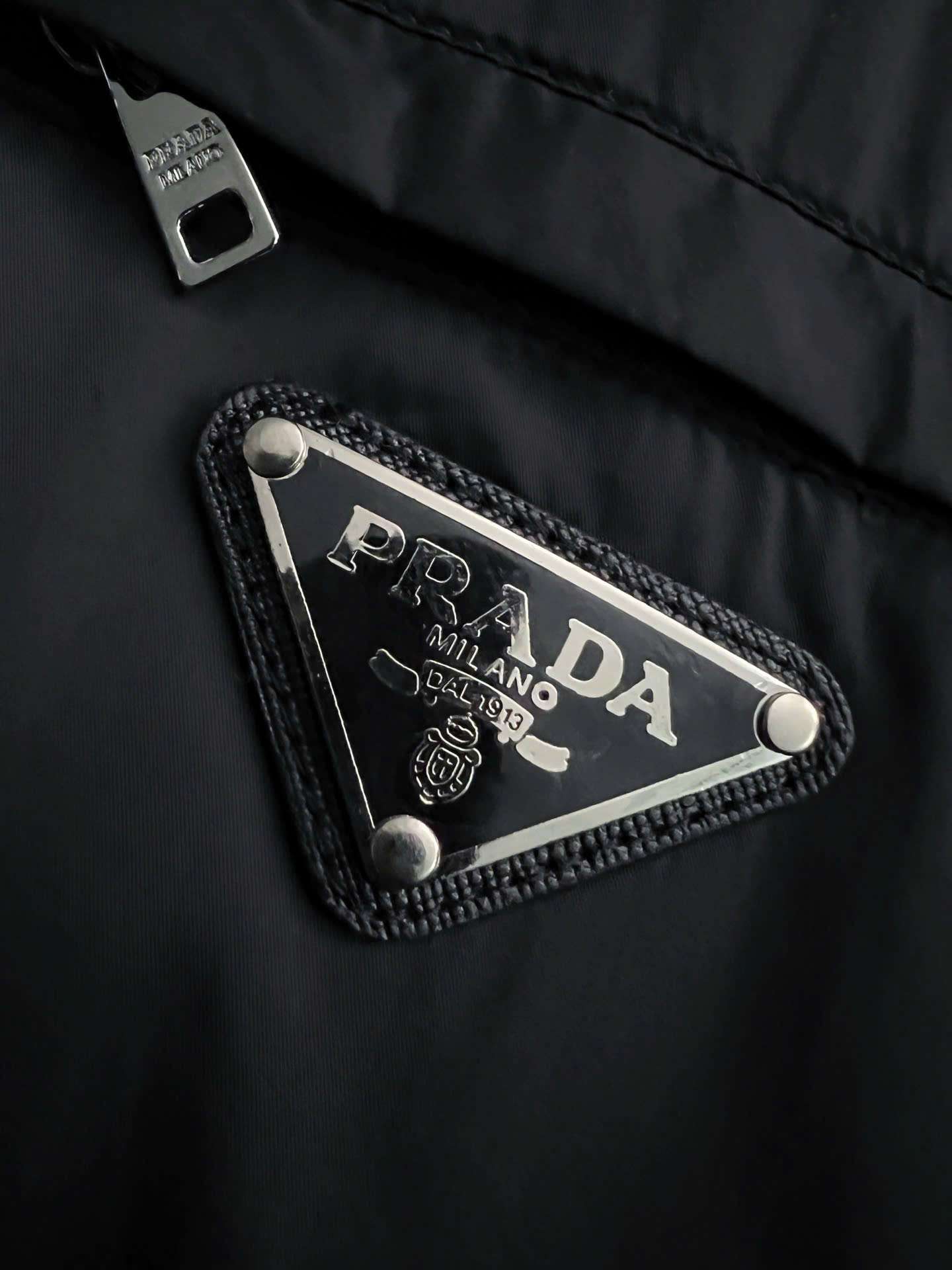 프라다 삼각 로고 남여공용 바람막이