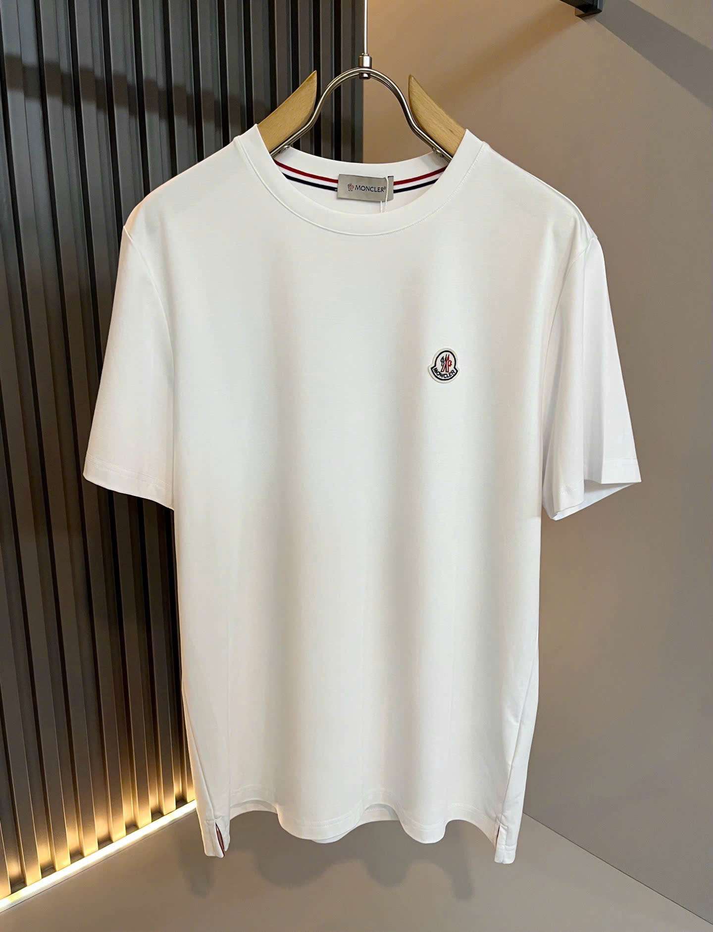몽클레르 가슴 베이직 로고 남여공용 반팔티 (2컬러)