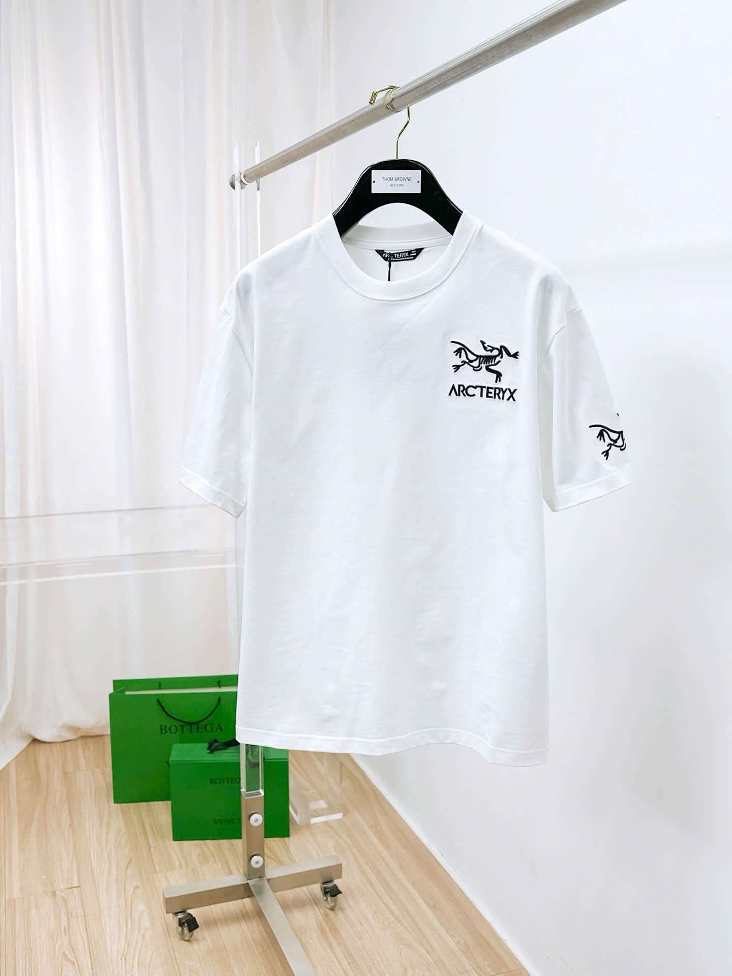 아크테릭스 자수 로고 남성 반팔티 (2컬러)