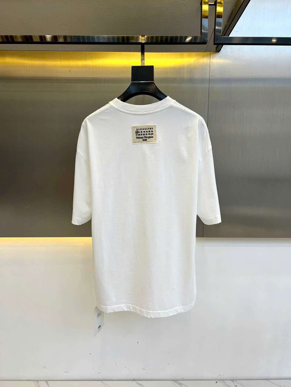 Maison Margiela 뒤에 자수 로고 남성 상의 (2컬러)