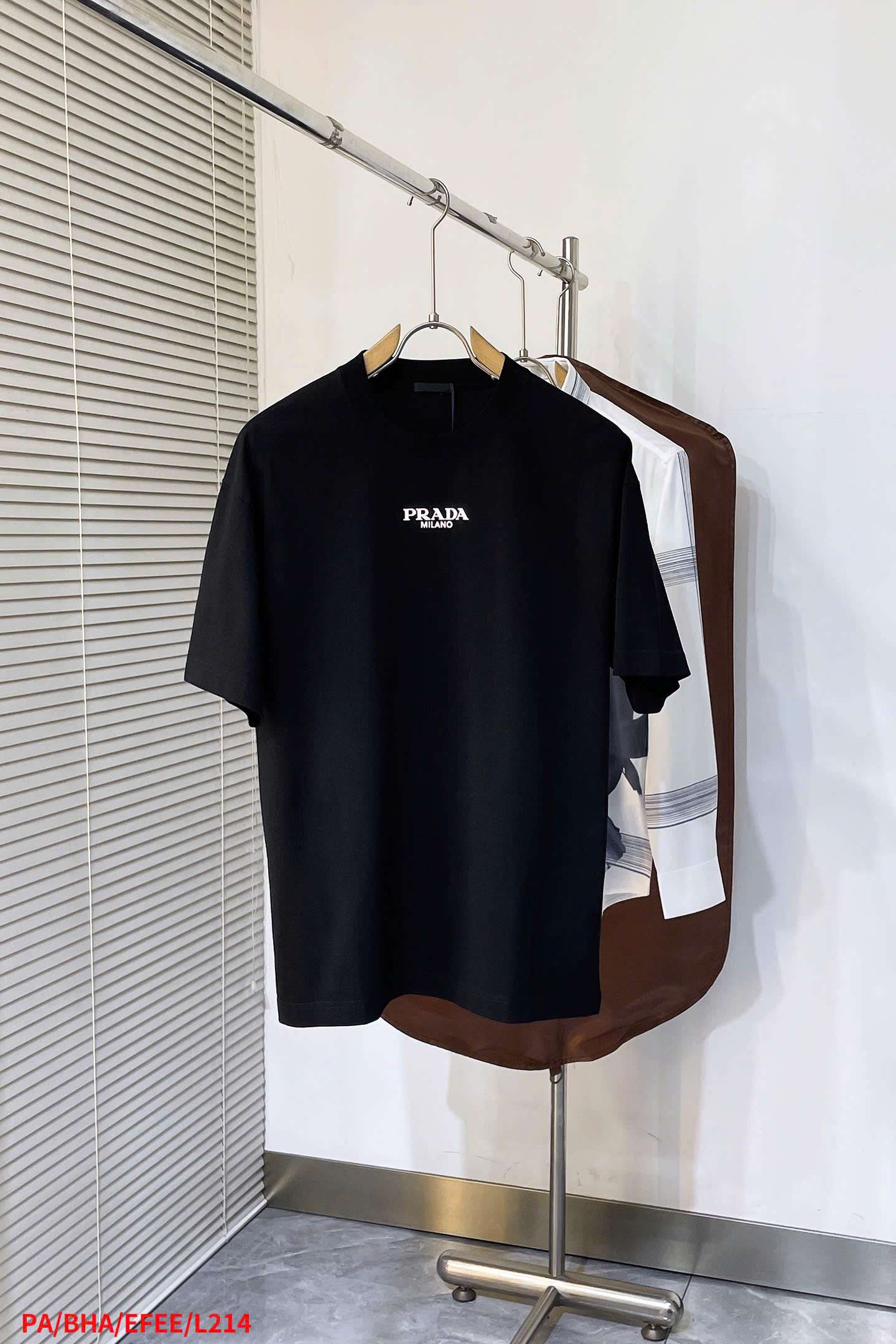 프라다 가슴 반광 로고 남성 반팔티