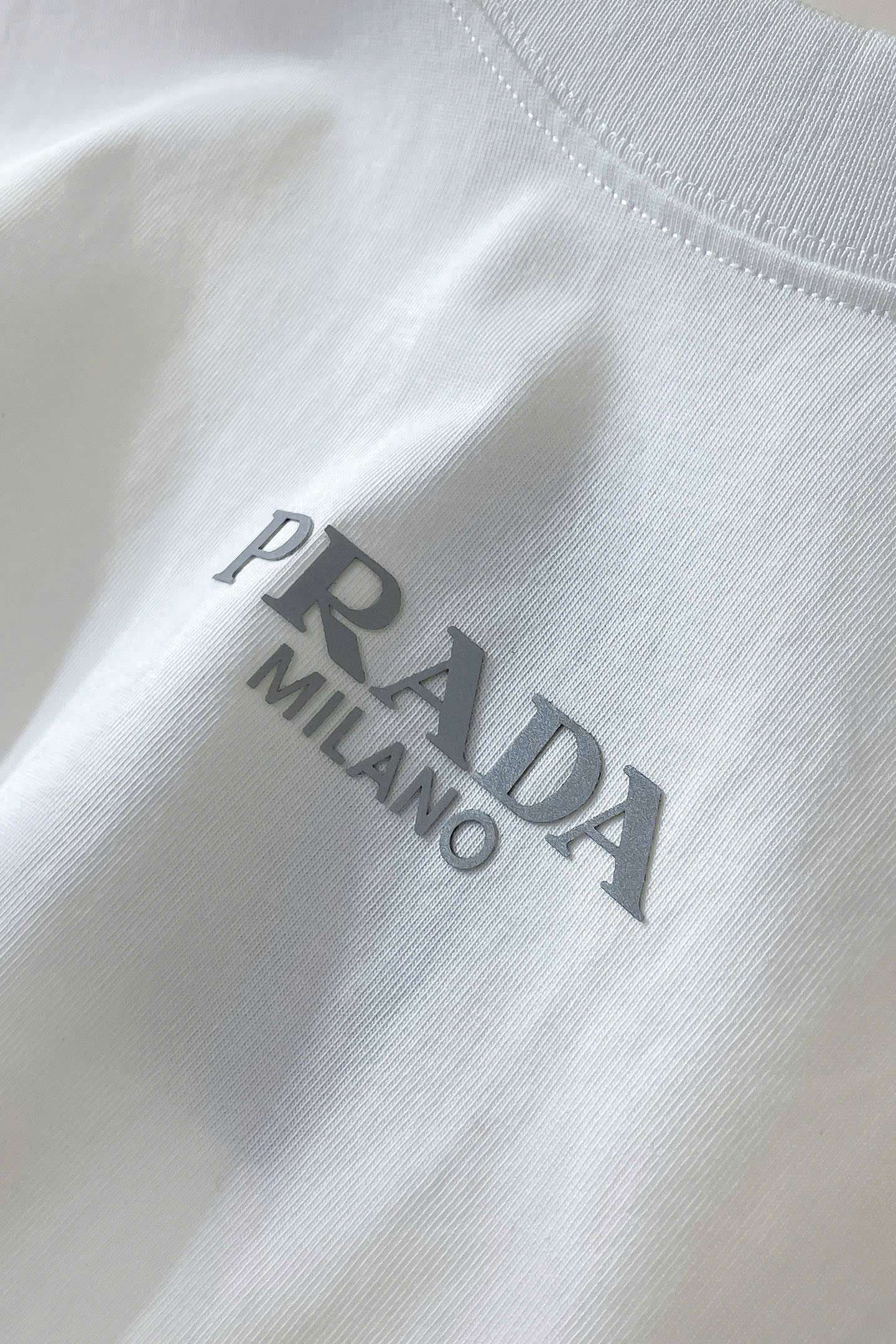 프라다 가슴 반광 로고 남성 반팔티