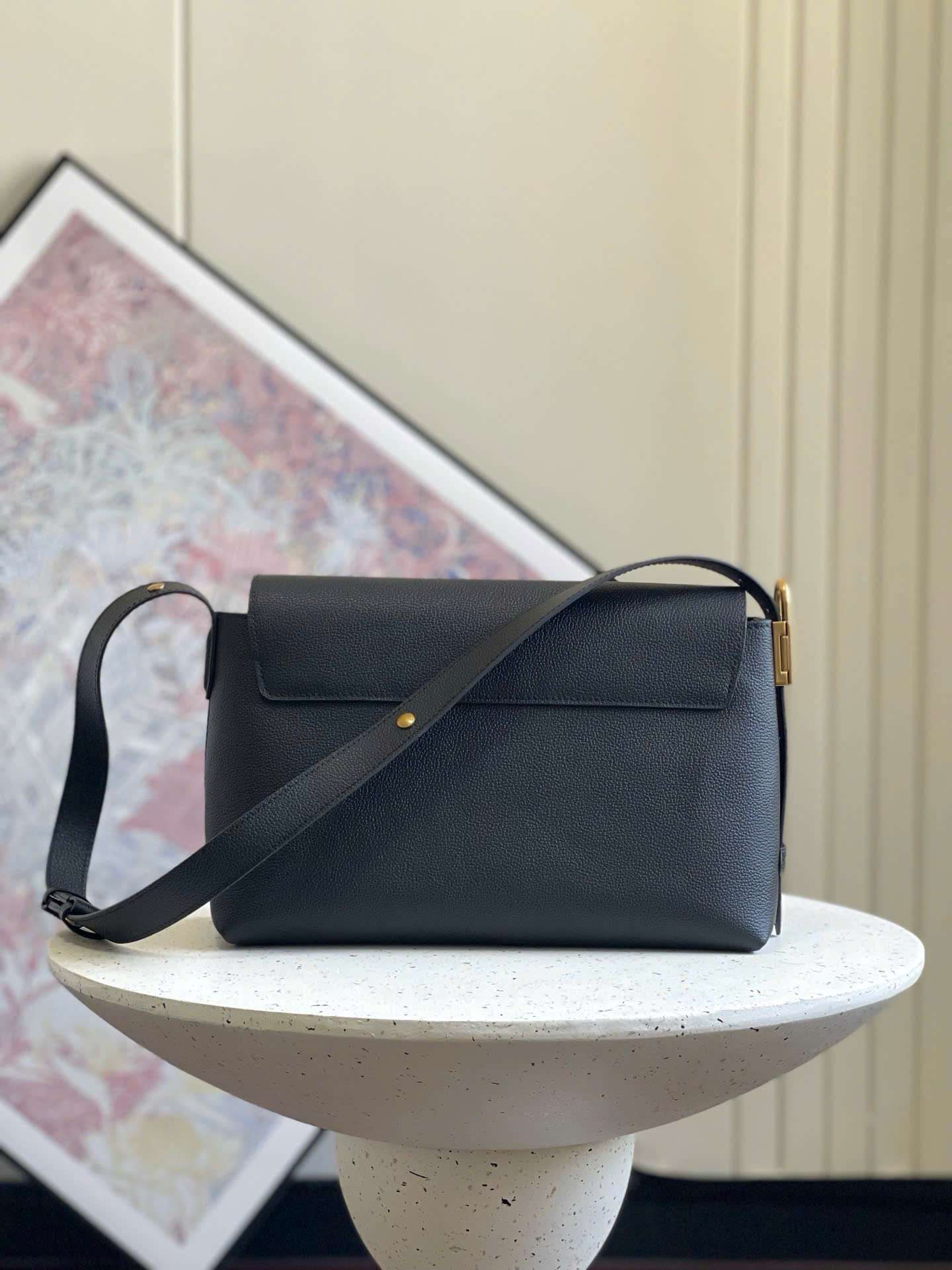 루이비통 Low Key Messenger 여성 가방