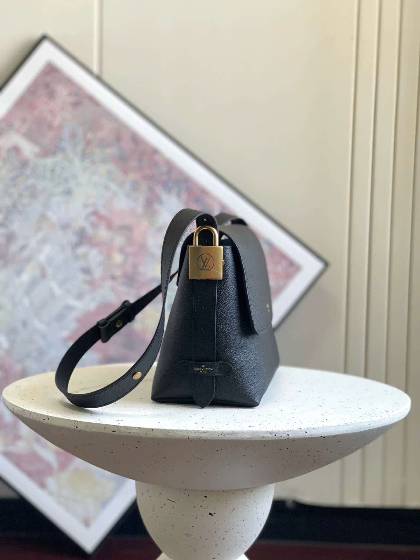 루이비통 Low Key Messenger 여성 가방