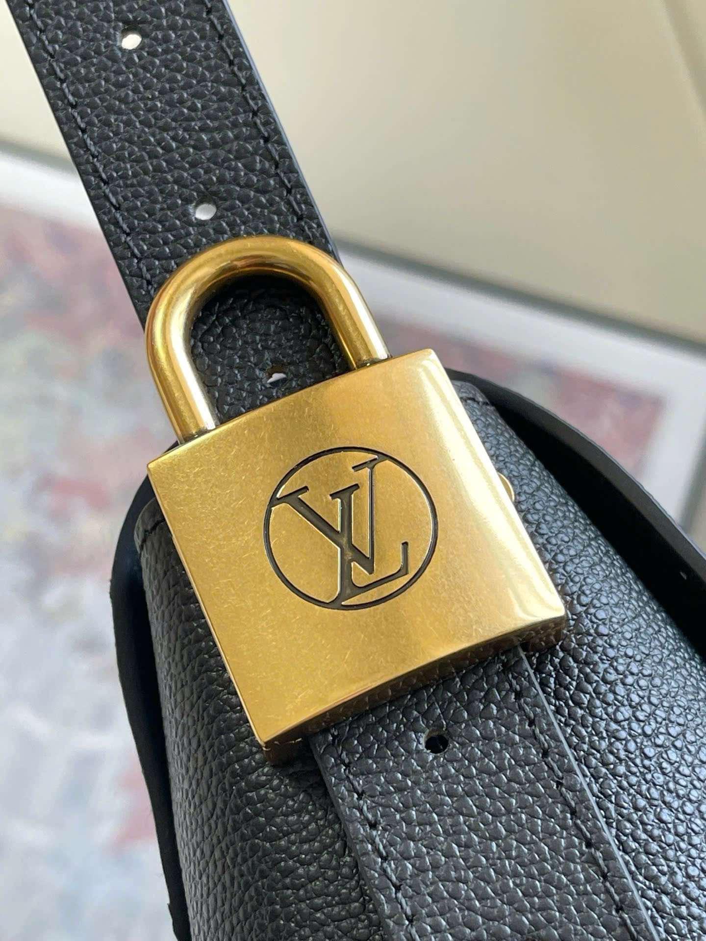 루이비통 Low Key Messenger 여성 가방