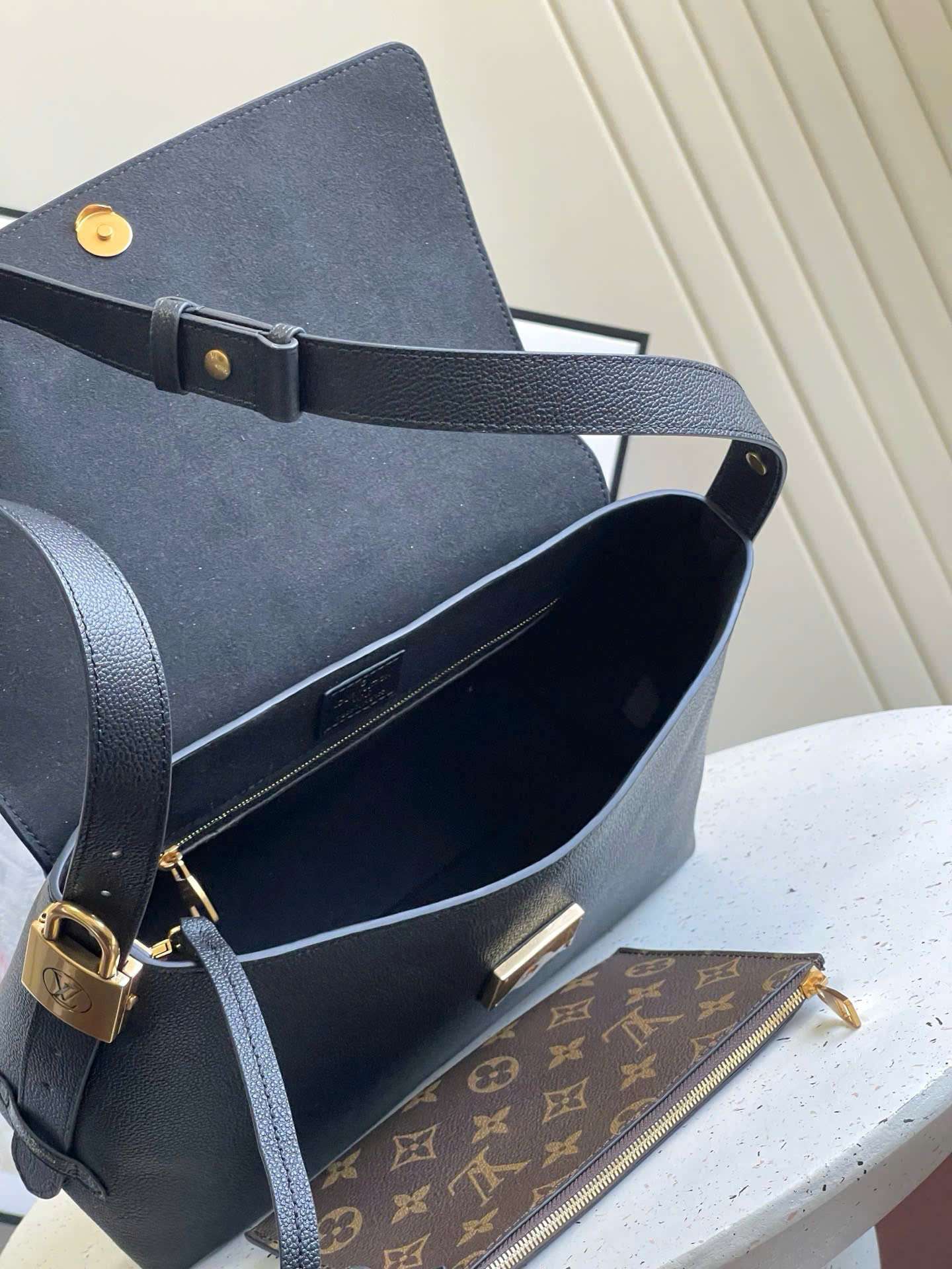 루이비통 Low Key Messenger 여성 가방