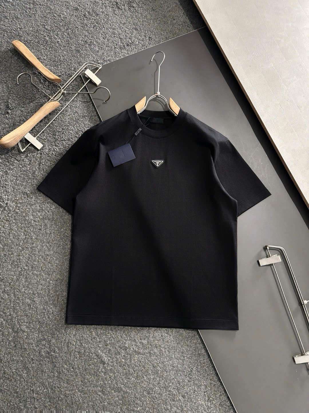 프라다 삼각 로고 남성 반팔티