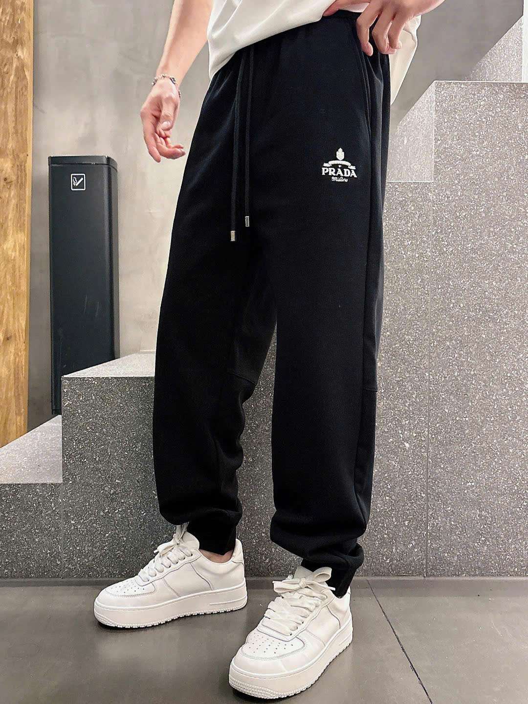 프라다 앞뒤 로고 남성 블랙 긴바지