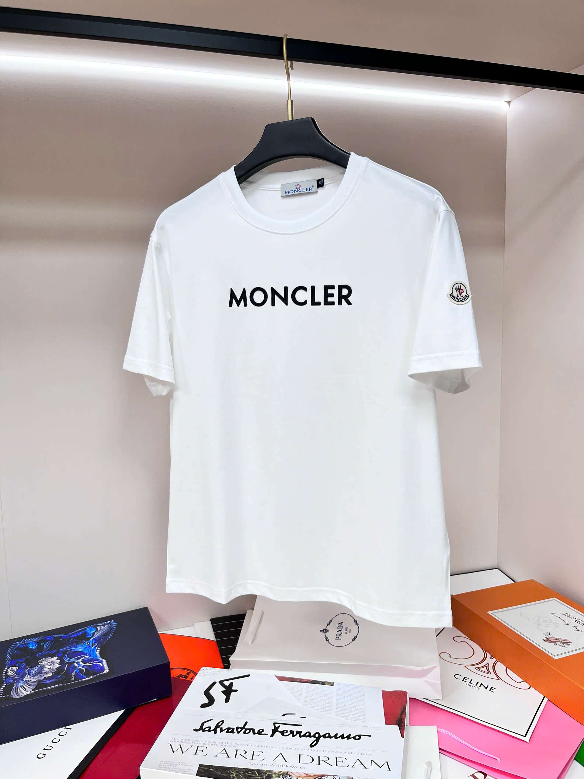 몽클레르 가슴 로고 남성 반팔티