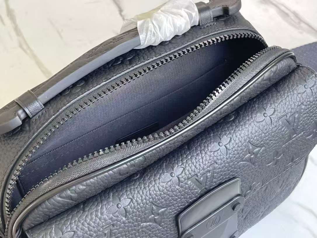 루이비통 Taurillon 남성 가방