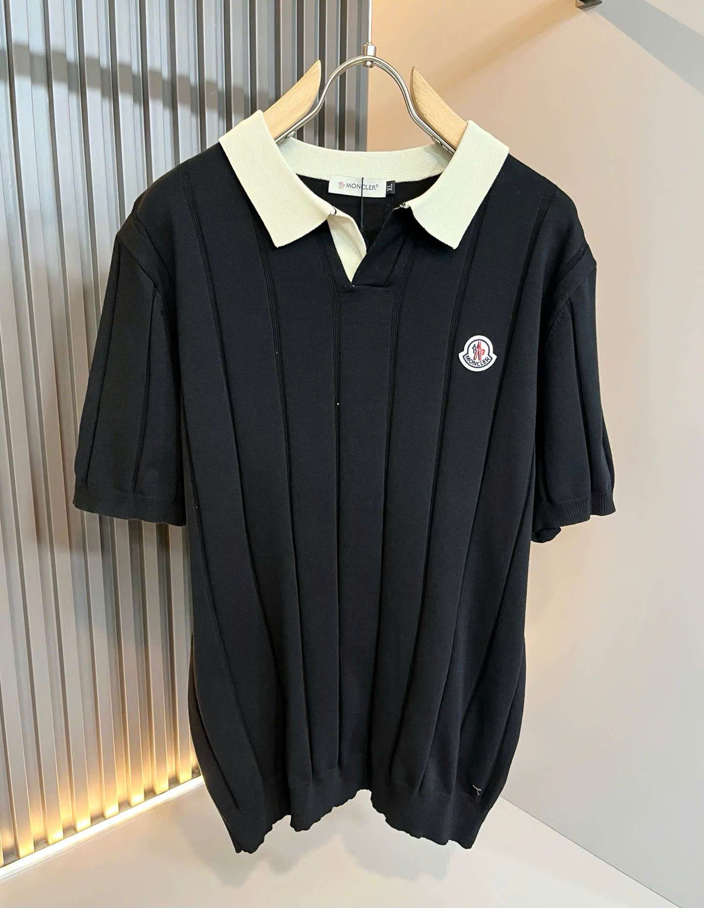 몽클레르 가슴 로고 남성 상의 (2컬러)