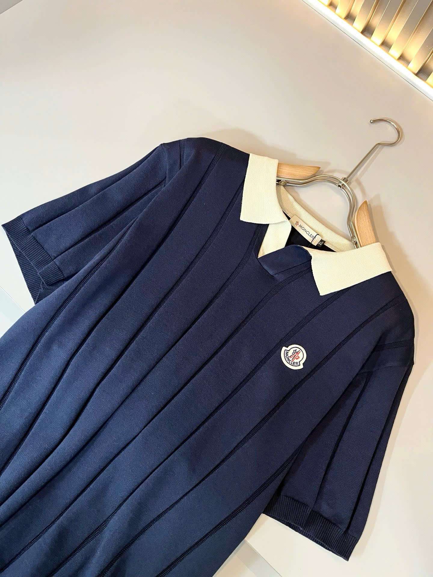 몽클레르 가슴 로고 남성 상의 (2컬러)