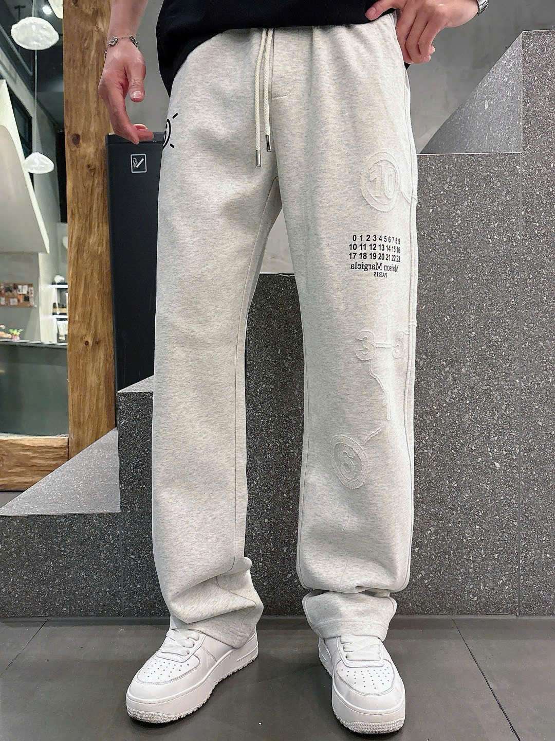 Maison Margiela 자수 로고 남성 긴바지 (2컬러)