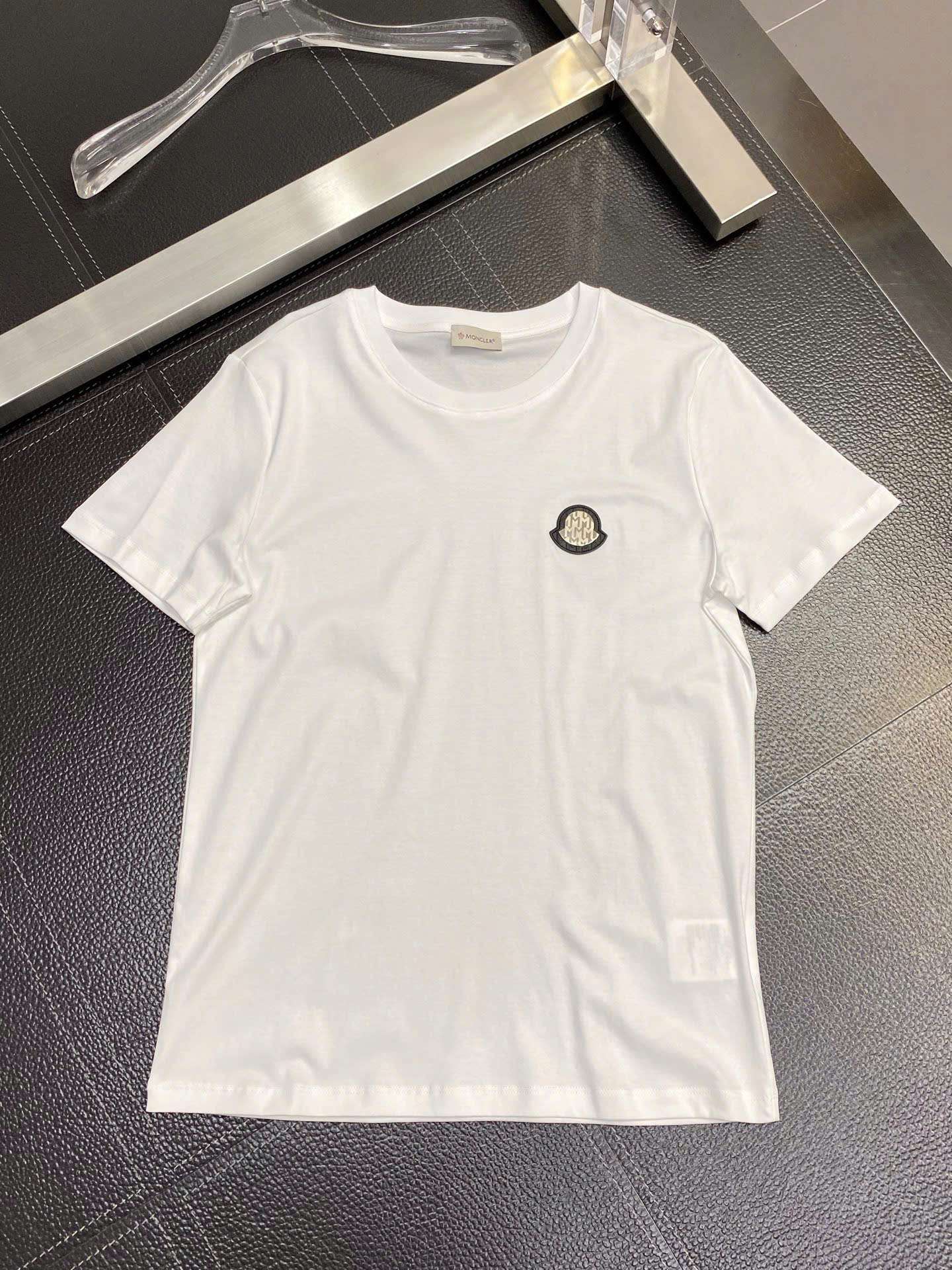 몽클레르 가슴 로고 남성 반팔티