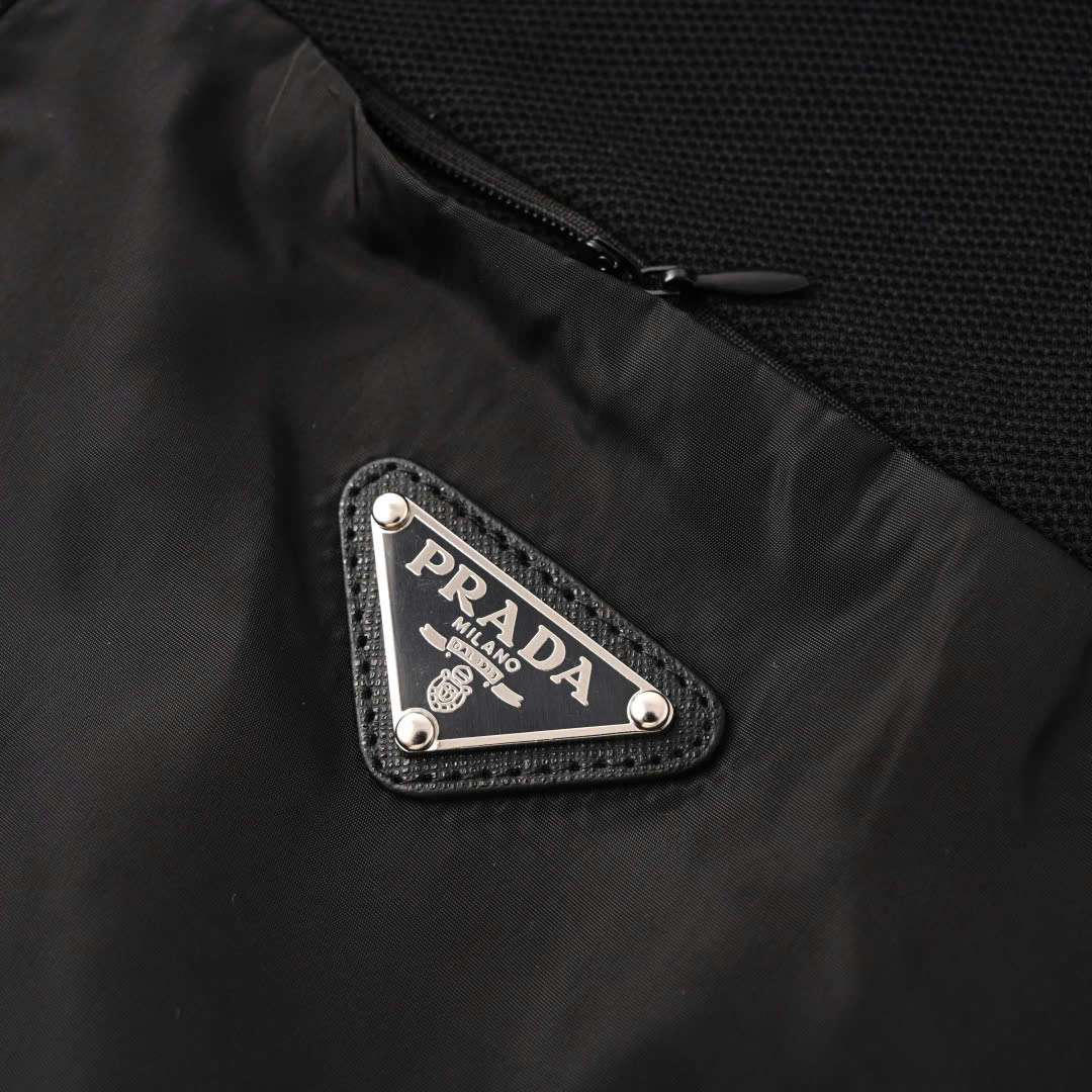 프라다 삼각 로고 남성 반팔티